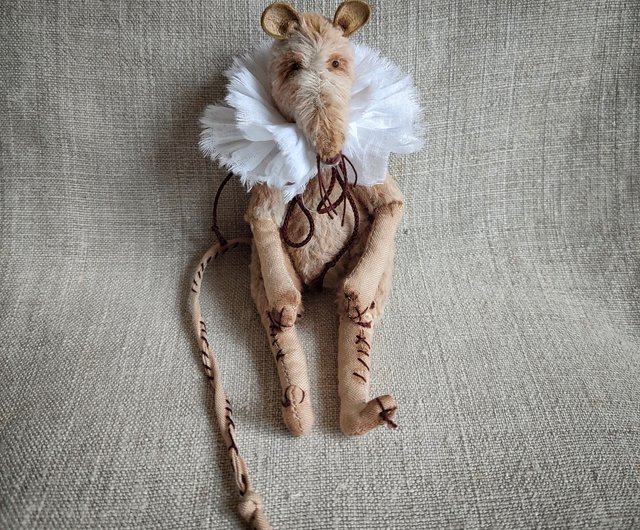 不気味なネズミ。ベージュのネズミ人形。ゴシックラットの置物。手作り