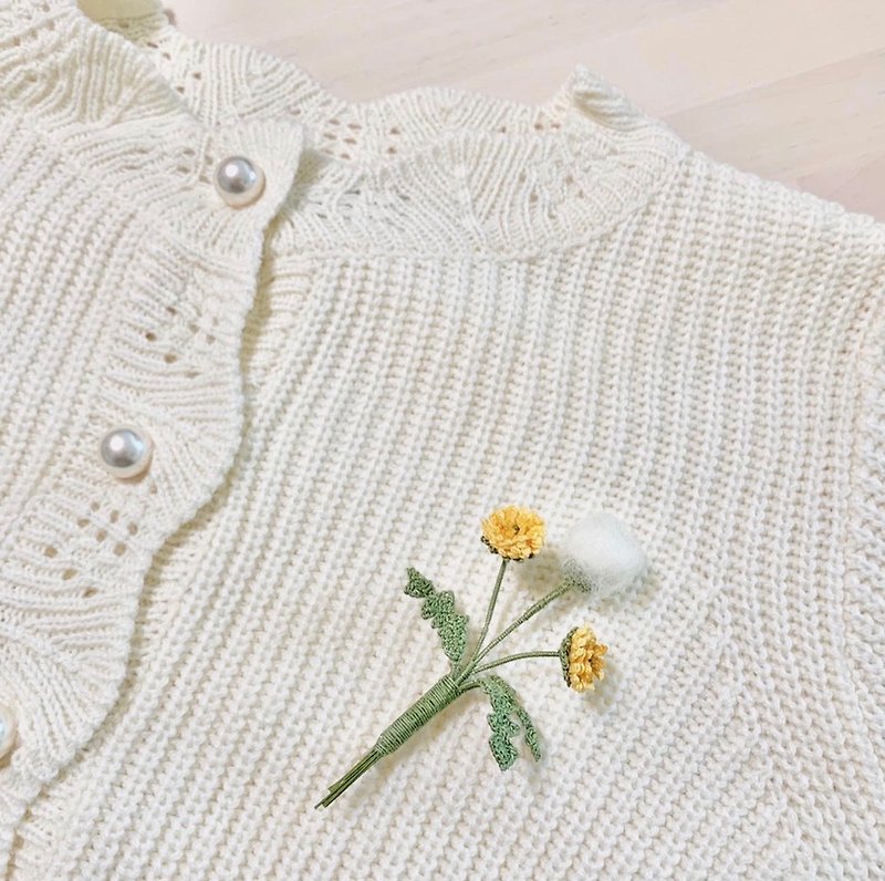Dandelion dandelion Brooch brooch brooch corsage crochet knitting custom gift - Brooches - Cotton & Hemp White