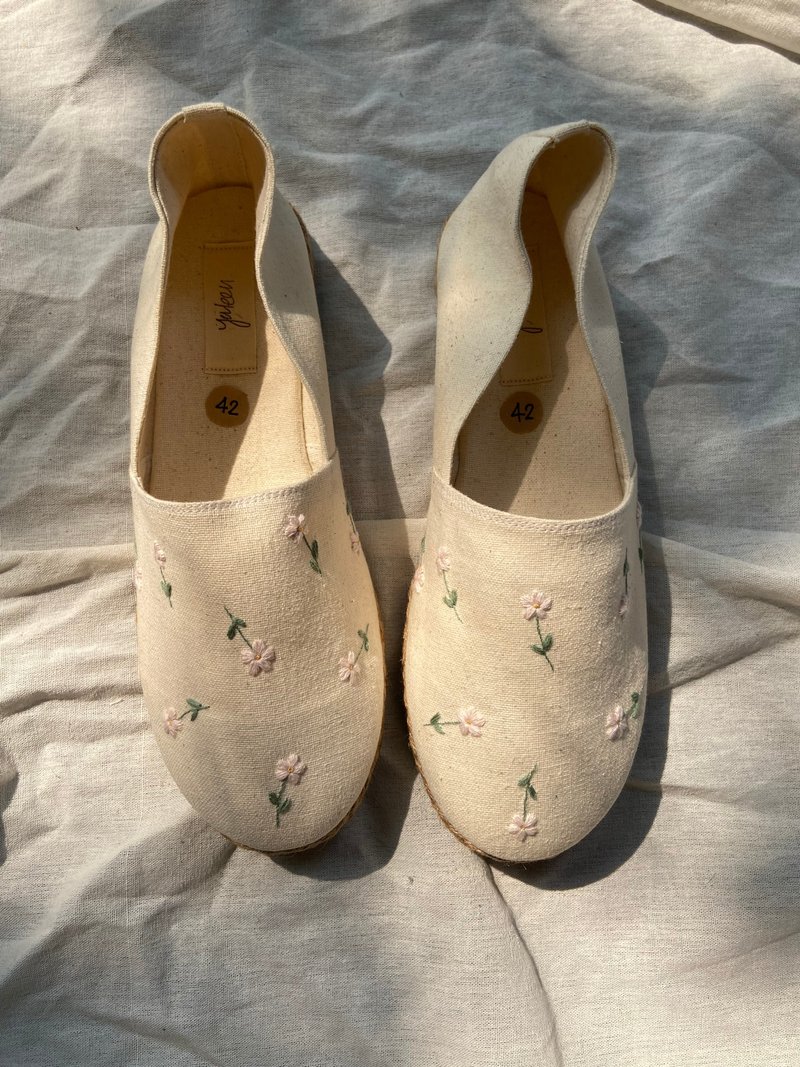 hand embroidered cotton shoes - 女休閒鞋/帆布鞋 - 棉．麻 白色