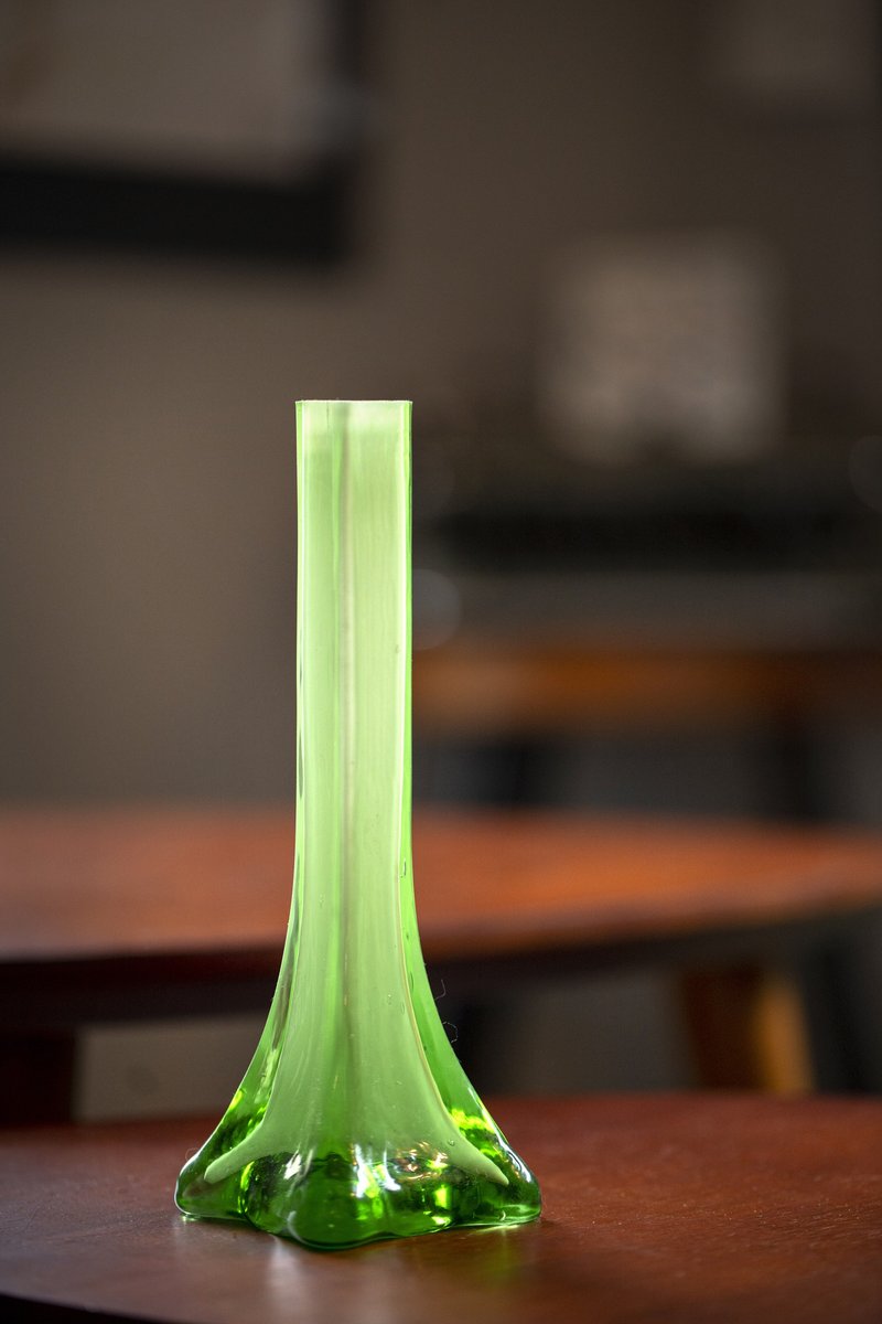 Brand new and unused early glass vase made in Taiwan - Pottery & Ceramics - Glass Green