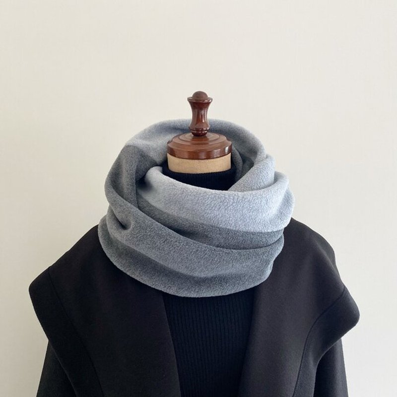 Just put it on and it looks stylish Light and warm fleece bi-color snood [Gray x Charcoal Gray Men's Women's Unisex Unisex - ผ้าพันคอถัก - เส้นใยสังเคราะห์ สีเทา