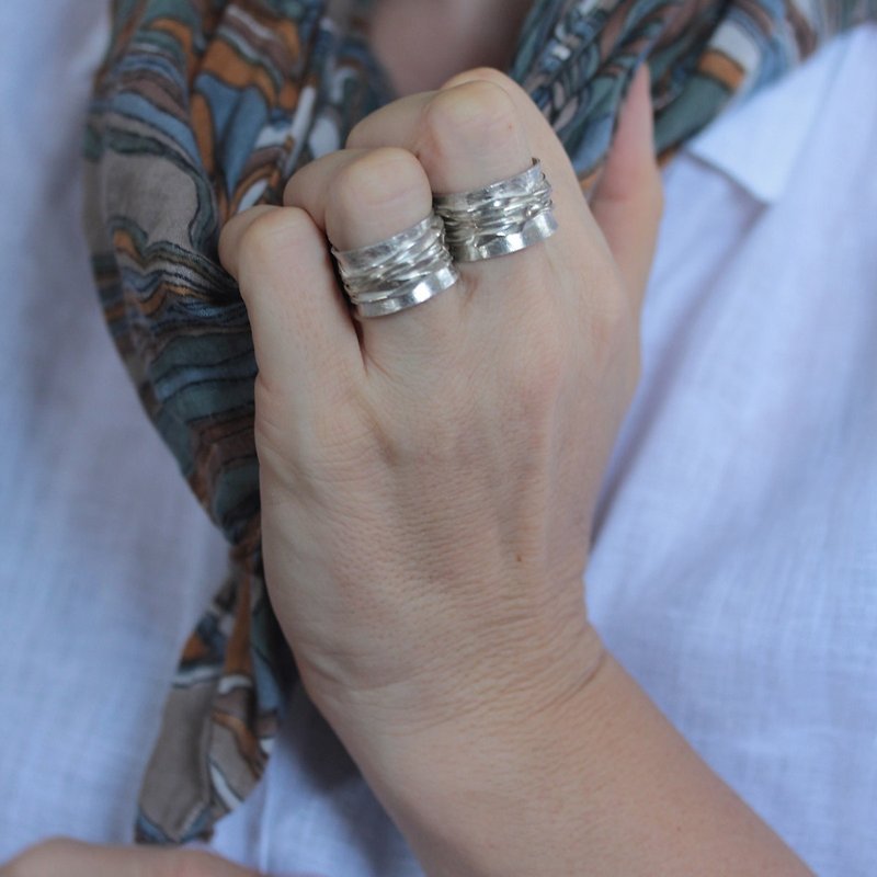 Handmade Ring with Hammered Silver Wire on a cylindrical base (R0006) - แหวนทั่วไป - เงิน สีเงิน