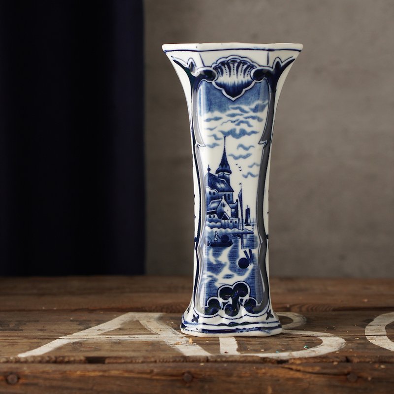 Dutch Delft Blue vase with a scene of Holland in olden days and flowers - เซรามิก - ดินเผา สีน้ำเงิน