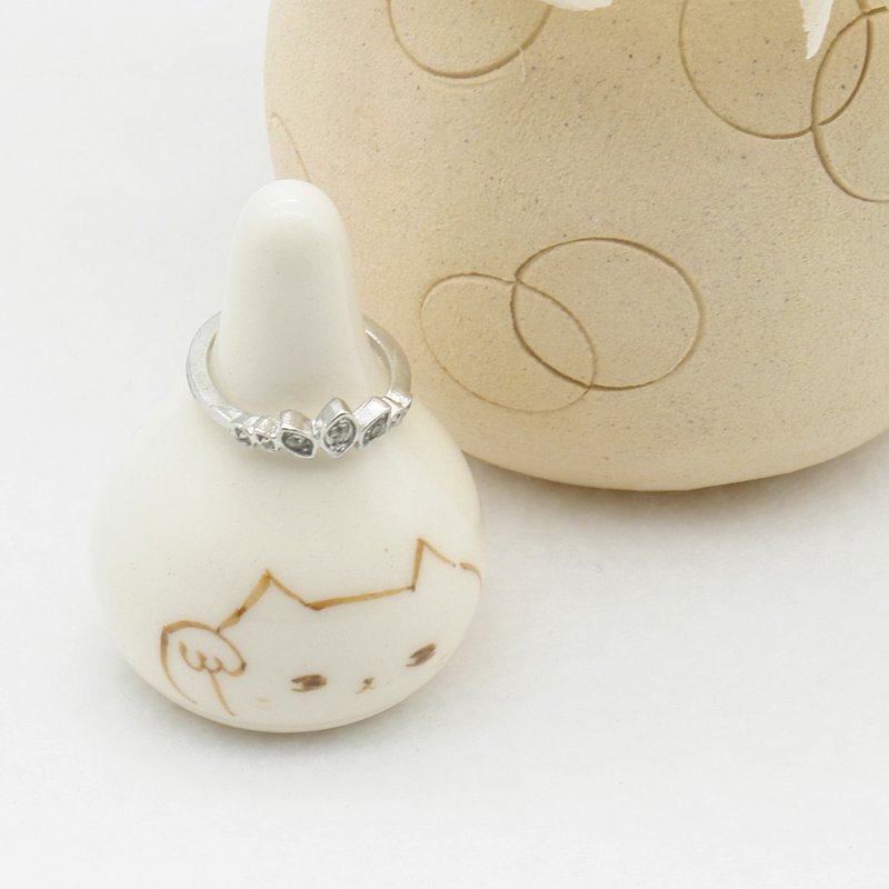 Pottery ring holder Maneki Neko - แหวนทั่วไป - เครื่องลายคราม ขาว