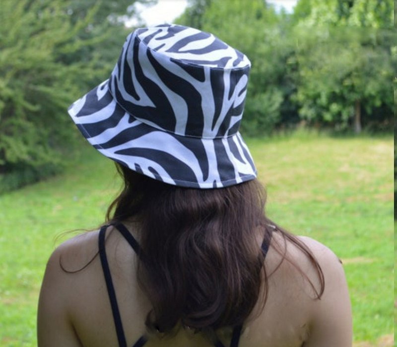 Cotton bucket hat with zebra print. Summer cute sun hat. Hat animalistic print. - 帽子 - 棉．麻 白色
