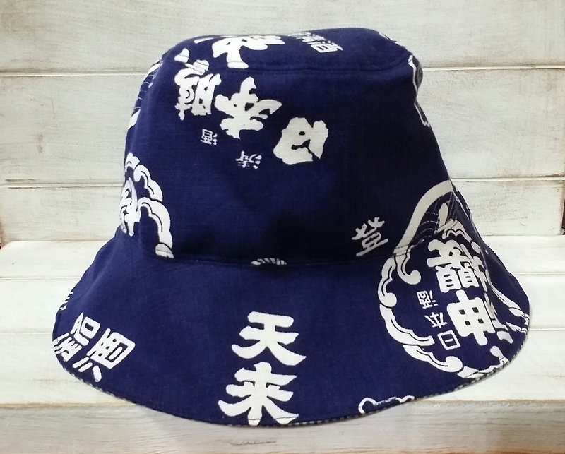 日本商標圖騰＆藍色格紋雙面漁夫帽/遮陽帽 - 帽子 - 其他材質 藍色