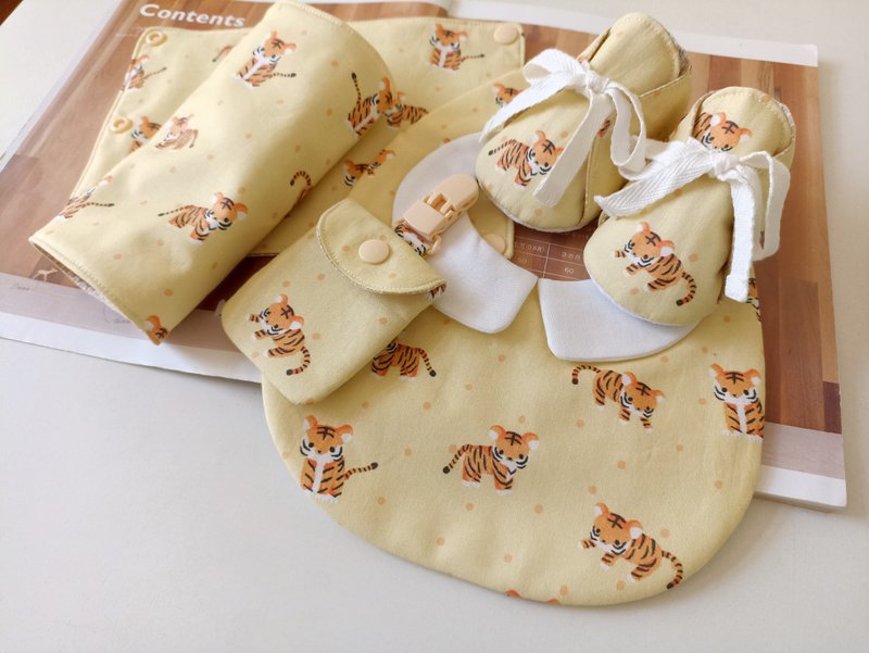 [Shipping within 5 days] Full month gift cute tiger tiger baby shoes bib safety charm bag - ผ้ากันเปื้อน - ผ้าฝ้าย/ผ้าลินิน หลากหลายสี