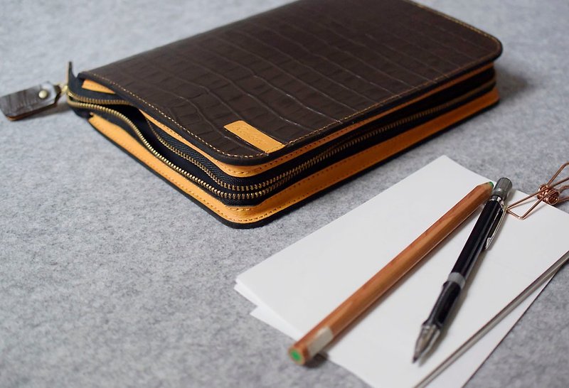 Zippered loose-leaf notebook coffee crocodile pattern + egg yolk leather - Notebooks & Journals - Genuine Leather 