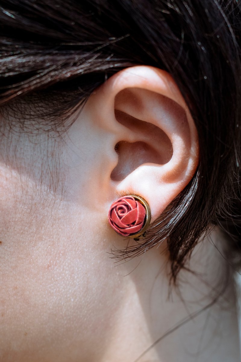 Sixteen Sixteen Wrapped Flower Earrings Rose Red - Earrings & Clip-ons - Thread Red