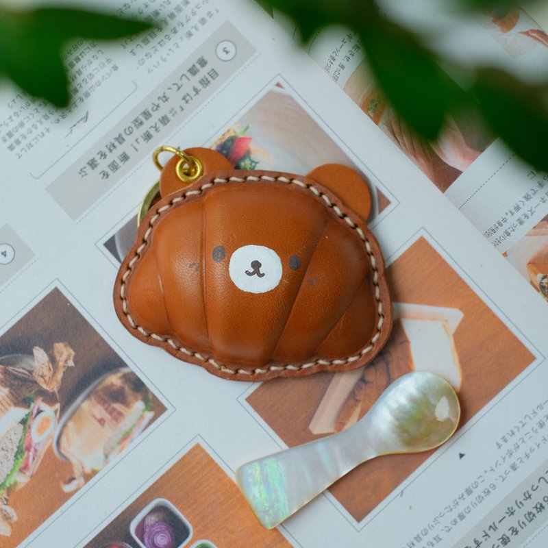 Bear croissant keychain bag ornaments handmade genuine leather first layer cowhide - ที่ห้อยกุญแจ - หนังแท้ สีนำ้ตาล