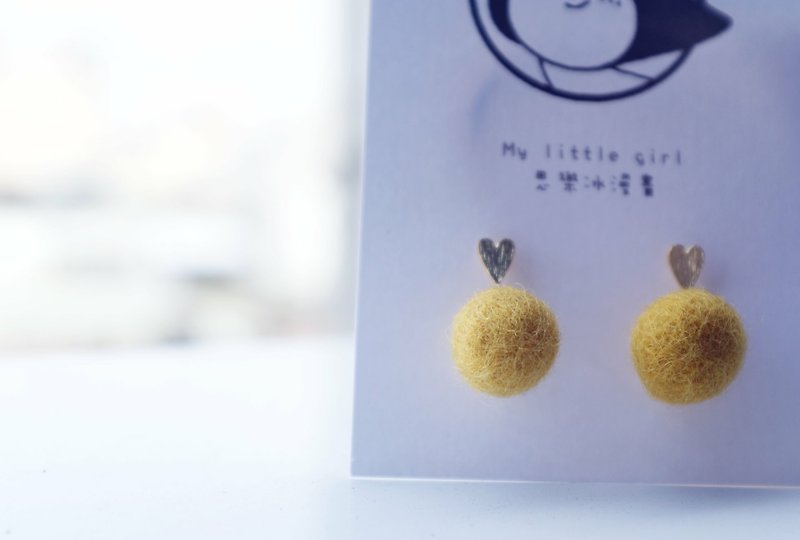 粉黃色毛球耳針耳環 - 耳環/耳夾 - 其他金屬 黃色