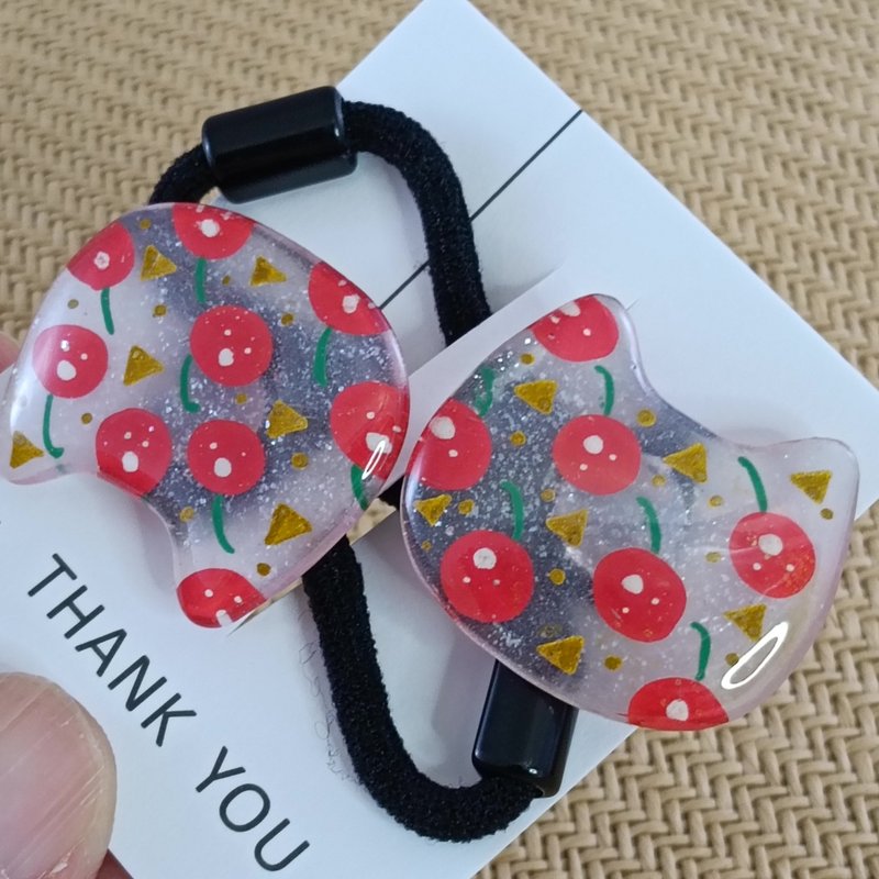 猫のおやつタイム | 手作り可愛い小さなさくらんぼ猫ヘアゴム (2個セット) - プラ板 x UVレジン - ヘアアクセサリー - レジン レッド