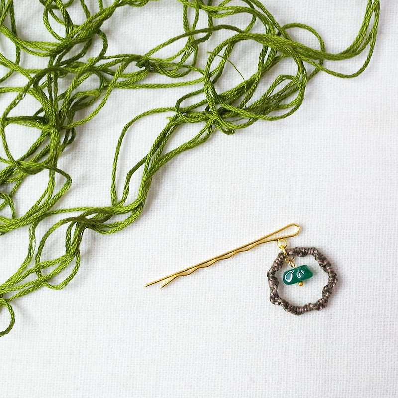 手編みヘアピン ツイスト松葉色 緑瑪瑙 緑メノウ ヘアアクセサリー - ヘアアクセサリー - 刺しゅう糸 グリーン