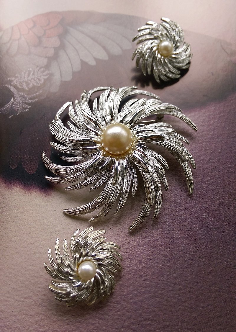 西洋古董飾品。 1962's SARAH COV Pinwheel 別針+夾式耳環套組 - 襟章/徽章 - 其他金屬 銀色