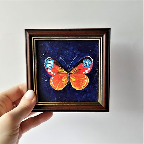 Artpainting 帶蝴蝶的小原畫。蝴蝶是一件藝術品。與蝴蝶的牆壁裝飾。蝴蝶藝術
