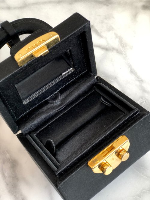 PRADA 真鍮ストラップ 猫 ボルドー