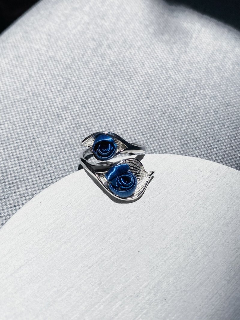 【Re-Re】 Silk Flora - Starry Midnight Tiny Roses White Gold Leaves Ring - แหวนทั่วไป - ผ้าไหม 