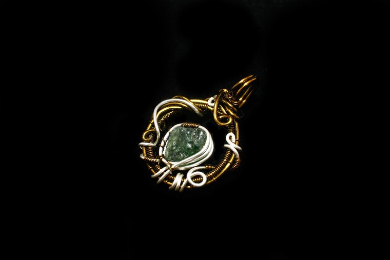 【Series of Crystal】Diopsede wire-wrapped copper pendant 5 - สร้อยคอ - เครื่องเพชรพลอย หลากหลายสี