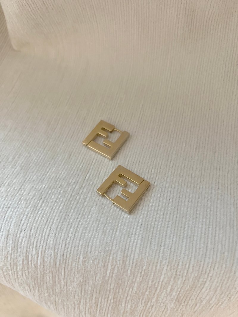 Fendi金色FF logo經典耳環 官網有售 Fendi金色FF 原裝包裝盒 - 耳環/耳夾/耳骨夾 - 其他金屬 金色