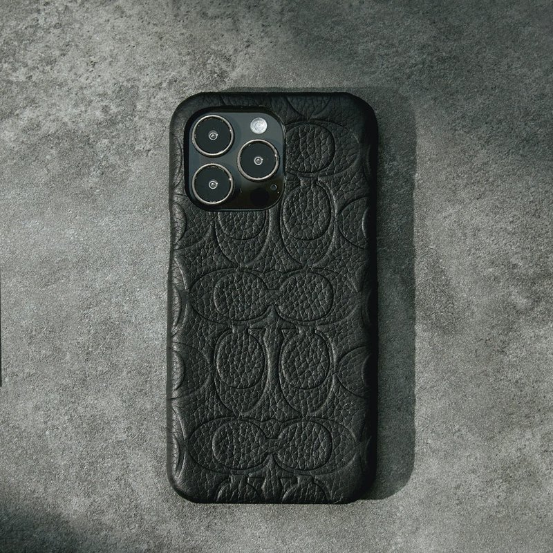 【COACH】iPhone 14 系列 /16e 精品真皮手機殼 黑色經典 - 手機殼/手機套 - 塑膠 黑色