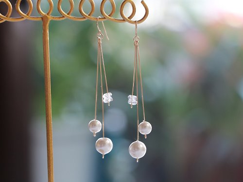 A.N 14kgf-pearl and crystal straight pierced earrings(can change to clip-on
