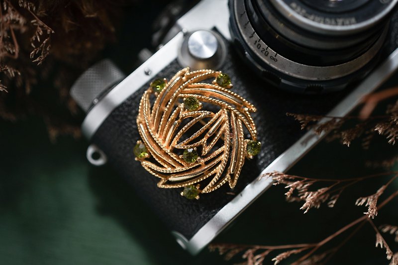 [Antique jewelry / Western old] VINTAGE emerald rhinestone gold round vintage brooch