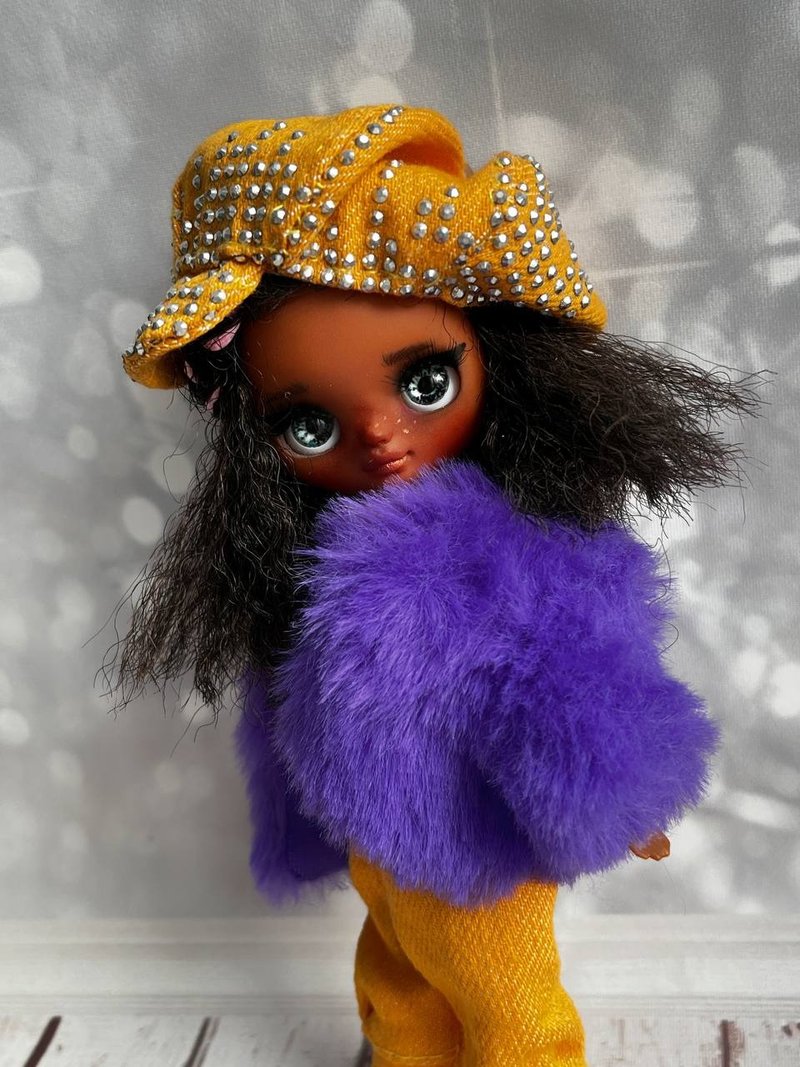 Petite Blythe with dark skin. Adorable miniature doll on an articulated body. - 玩偶/公仔 - 塑膠 咖啡色