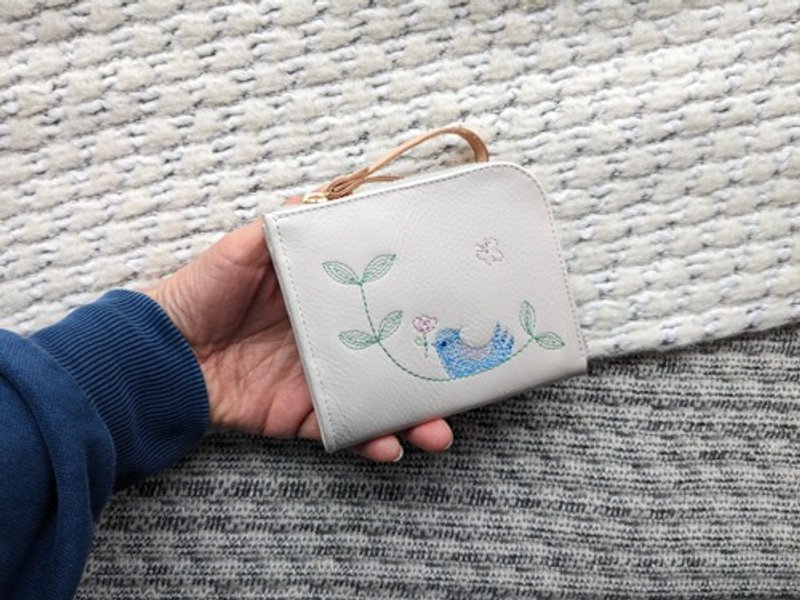 Pinkoi 代購 -  刺繡皮革錢包「Happy Blue 雀」牛皮☆白奶油色☆（雙折錢包） - 錢包/皮夾/長短夾 - 真皮 