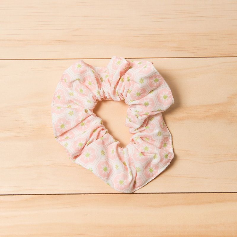 Flower-like Hair Scrunchie / Old Ceramic Tile No.2 / Sakura Pink - เครื่องประดับผม - ผ้าฝ้าย/ผ้าลินิน สึชมพู
