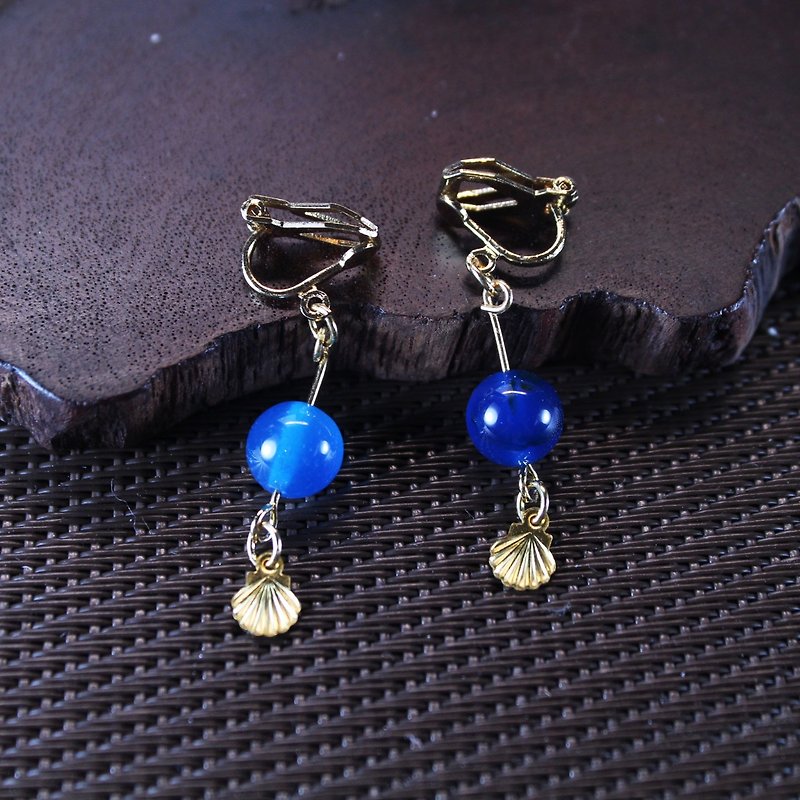 【Collection of gold lake】 Aoba leaves earrings blue grain shell section | clip-on earrings earrings can be changed for sterling silver needles | blue stripes agate | brass | natural stone earrings, Chinese ancient wind ornaments E20 - ต่างหู - เครื่องเพชรพลอย สีน้ำเงิน