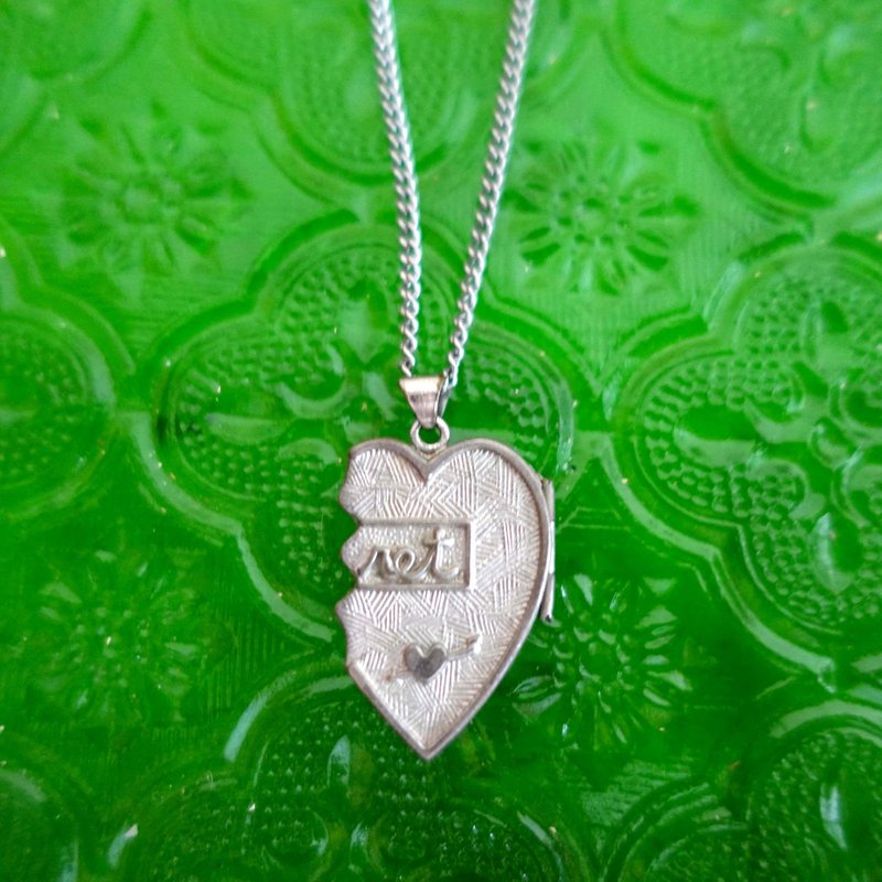 Japanese silver heart-shaped mini box necklace pendant stores a small amount of powder, high-end second-hand vintage - Brooches - Other Materials Silver