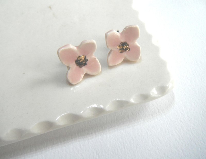 小さい花のpieace /earring・   薄ピンク - 耳環/耳夾 - 陶 粉紅色