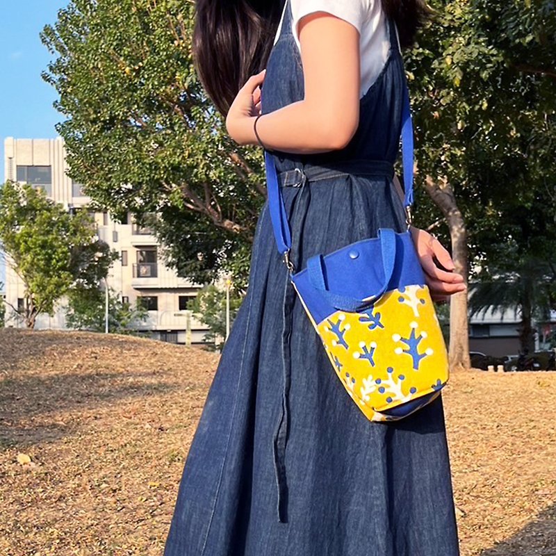 Environmentally friendly beverage walking bag - water-resistant interior, portable/shoulder carry - blue and yellow tree - Beverage Holders & Bags - Cotton & Hemp Blue