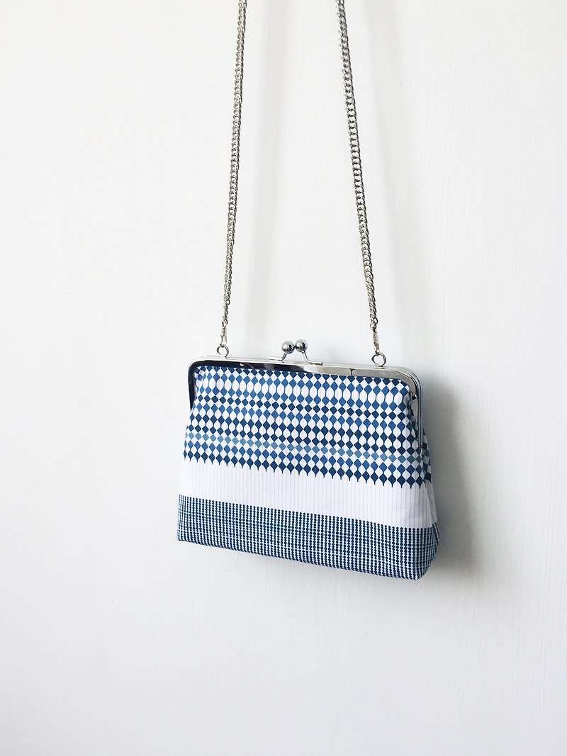 blue quilted clasp frame bag/with chain/ cosmetic bag - กระเป๋าแมสเซนเจอร์ - ผ้าฝ้าย/ผ้าลินิน สีน้ำเงิน