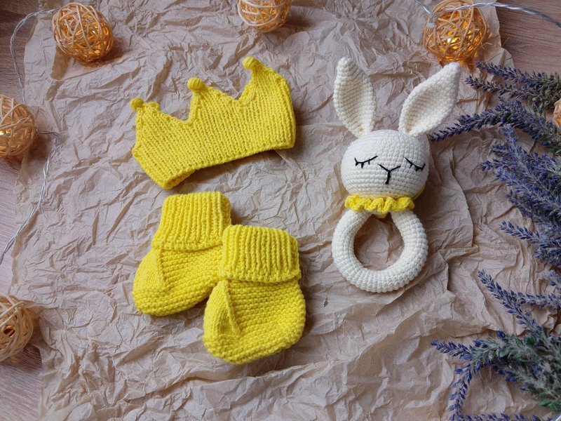 Gift box for children's set yellow. Rodents in the form of hare, crown, booties - Baby Gift Sets - Cotton & Hemp Yellow