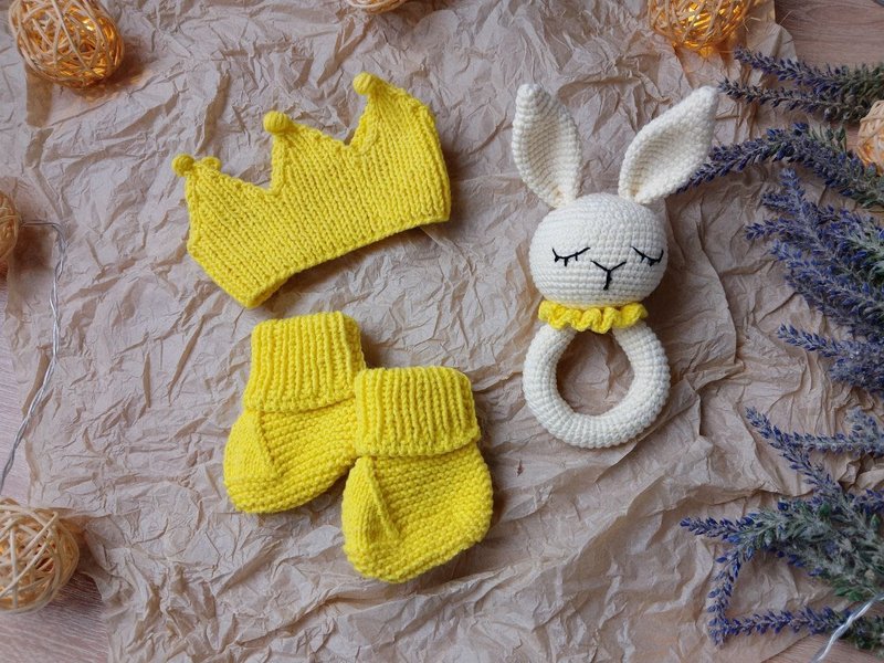 Gift box for children's set yellow. Rodents in the form of hare, crown, booties - 彌月禮盒 - 棉．麻 黃色