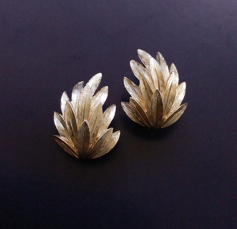 TRIFARI three-dimensional brushed gold exquisite leaf clip-on earrings. Western antique jewelry