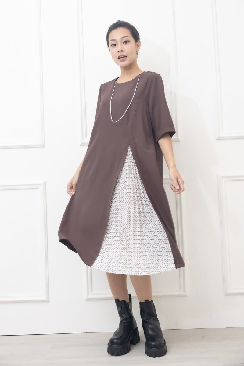 White short-sleeved dress with left hem slit inside and brown color - ชุดเดรส - วัสดุอื่นๆ สีนำ้ตาล