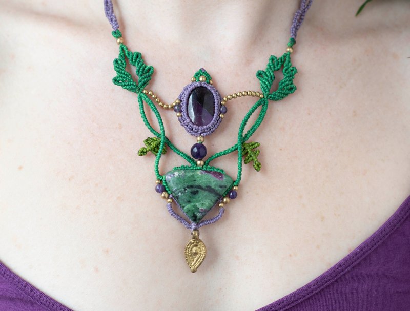 Ruby in fuchsite necklace, amethyst jewelry, jungle style macrame necklace - 項鍊 - 寶石 綠色