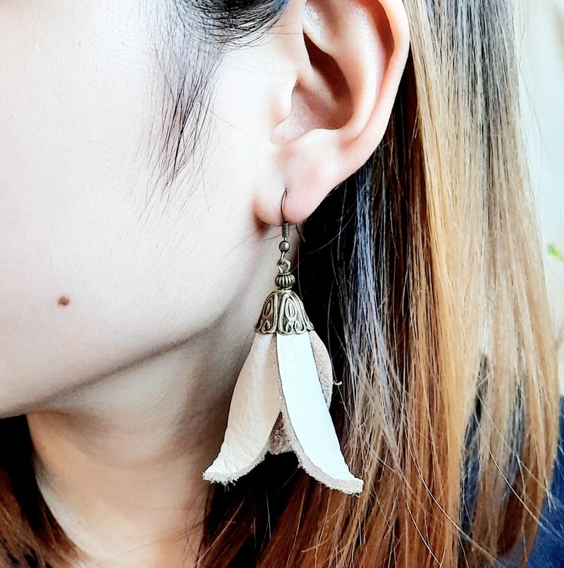 LEATHER EARRINGS / EARRINGS / WHITE LEATHER DAHER 6 PETALS FLOWER STUDS EARRINGS - Earrings & Clip-ons - Genuine Leather White