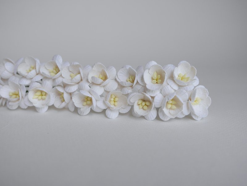 Paper flower, 50 pieces, size 2.5 cm. Cherry blossom, Sakura, white color. - 其他 - 紙 白色