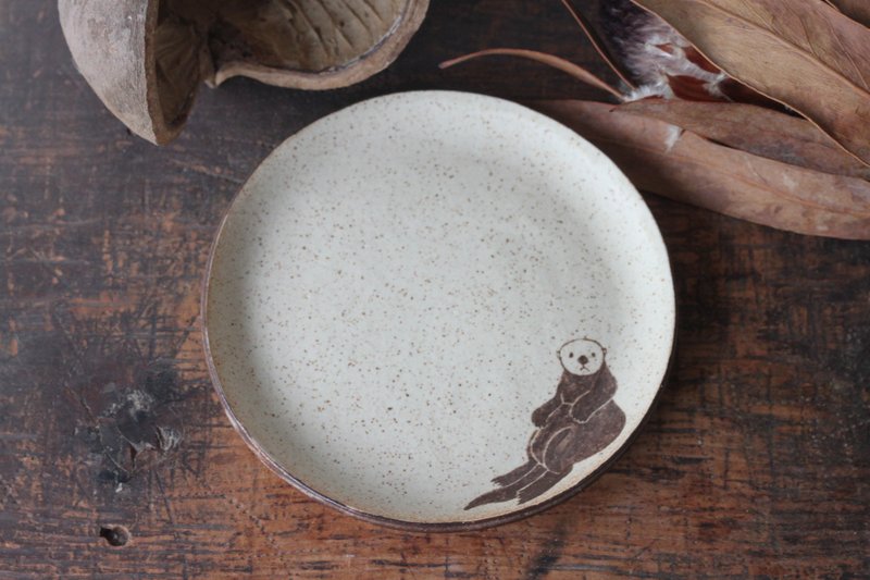 Round plate with Sea otter - จานและถาด - ดินเผา สีกากี