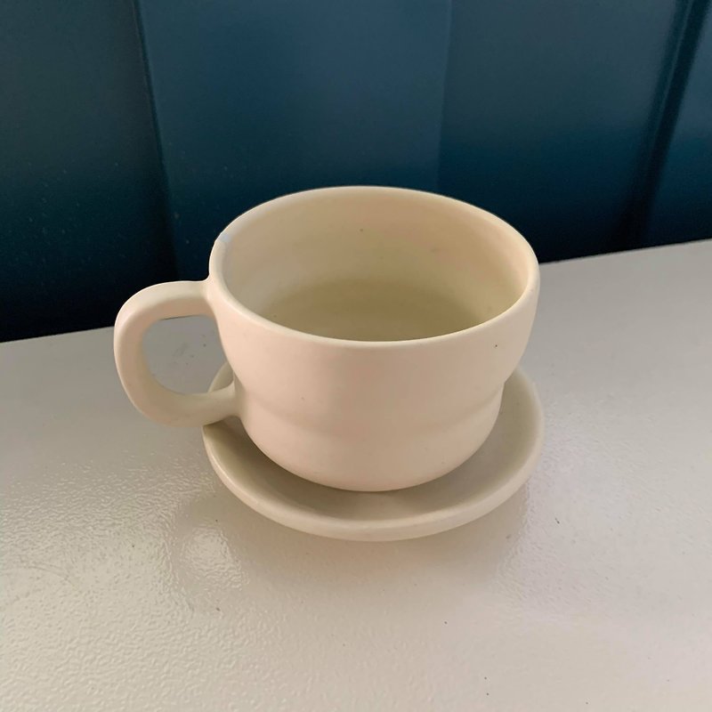 milky white mug & saucer - แก้ว - เครื่องลายคราม สีส้ม