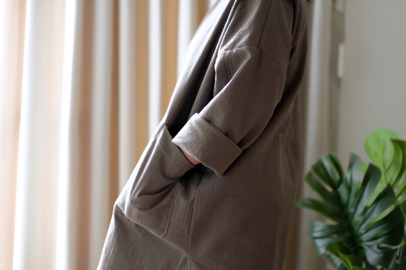 Japanese style V-neck wide version wrinkle texture line thick bristle blouse Tar Putty - เสื้อฮู้ด - ผ้าฝ้าย/ผ้าลินิน สีเทา