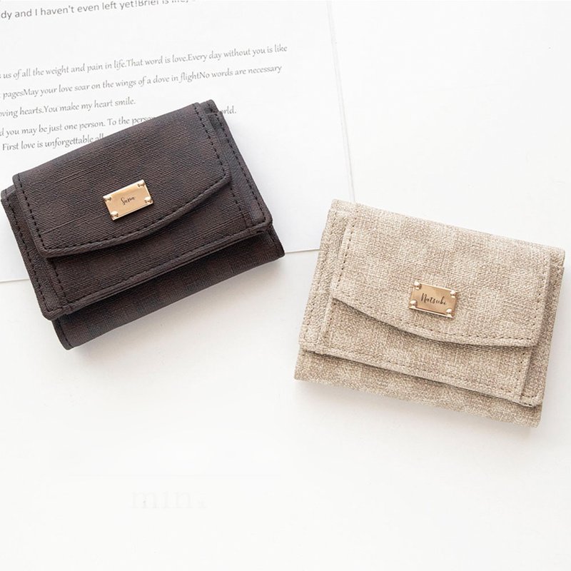 迷你錢包 【 Fioretti 格紋 姓名牌 刻名 】 迷你財布 三摺錢包 輕巧 文字刻印 HE69U - 錢包/皮夾/長短夾 - 真皮 咖啡色