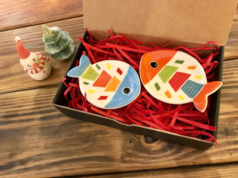 聖誕禮物首選 魚兒手捏筷架豆皿小碟 一組兩件 - 碟子/醬料碟 - 瓷 多色