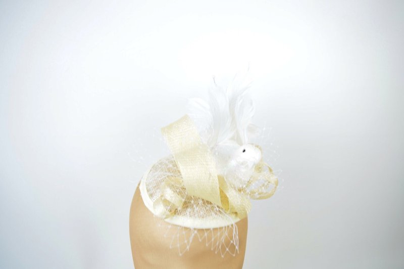 Fascinator Headpiece with Whiter Feathered Bird, Ivory Twirls and Veil - เครื่องประดับผม - วัสดุอื่นๆ ขาว