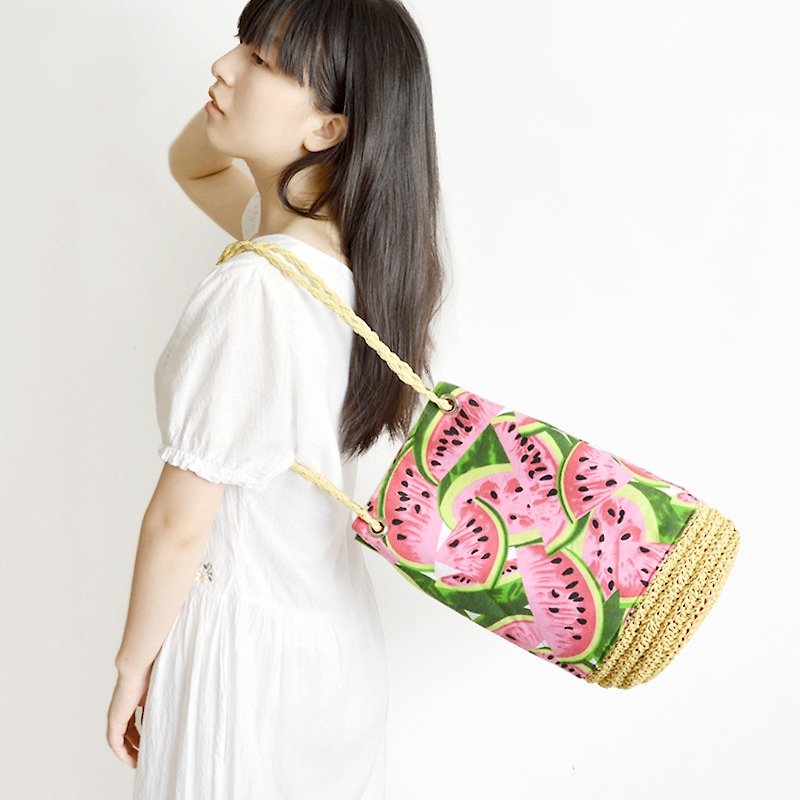 Colorful watermelon bucket bag handmade straw and canvas tote bag combination / shoulder backpack inside the inner bag - กระเป๋าแมสเซนเจอร์ - ผ้าฝ้าย/ผ้าลินิน สีแดง
