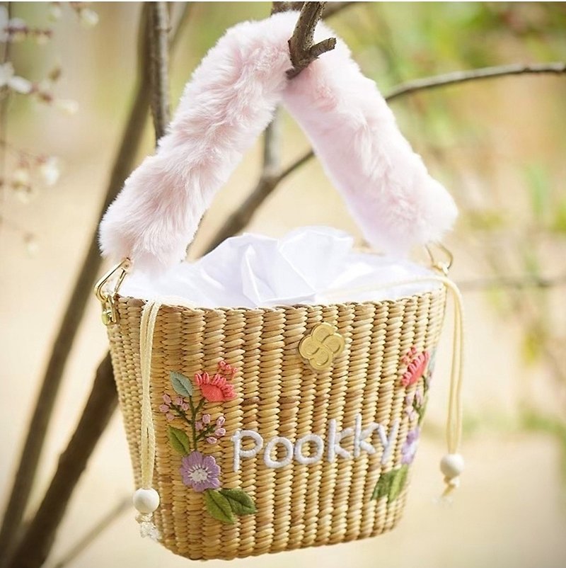 กระเป๋าสานปักมือ Embroidery strawbag  รุ่น The legend (Premium handmade) - กระเป๋าถือ - พืช/ดอกไม้ 