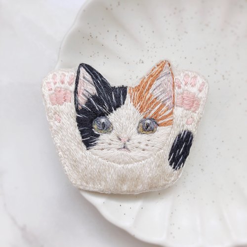 手を上げる猫の刺繍ブローチ - ショップ ちむねこ ブローチ - Pinkoi